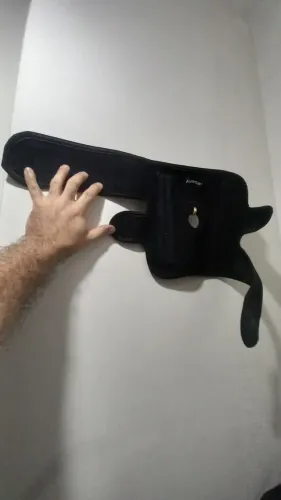 Joelheira ajustável em Velcro.