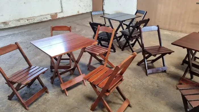 Conjunto Linha Dobrável Mesa Madeira e 4 Cadeiras Envernizadas