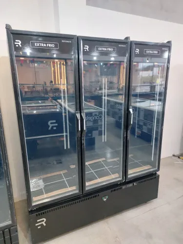 Geladeira expositora 3 portas total black 950 litros 