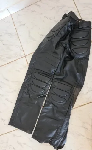 Calça de motociclista em couro
