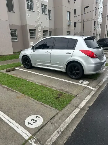 Vendo Tiida 2013 completo e teto solar 