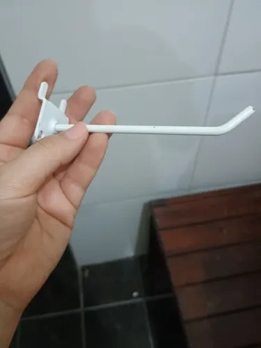 Gancho canaletado para pendurar objetos (vendo por unid.) 