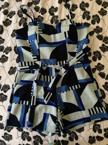 Macacão estampado azul e preto