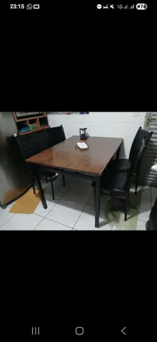 Vendo jogo de jantar com 4 cadeiras e bancos de couro! Retirar no Alto da mooca? 