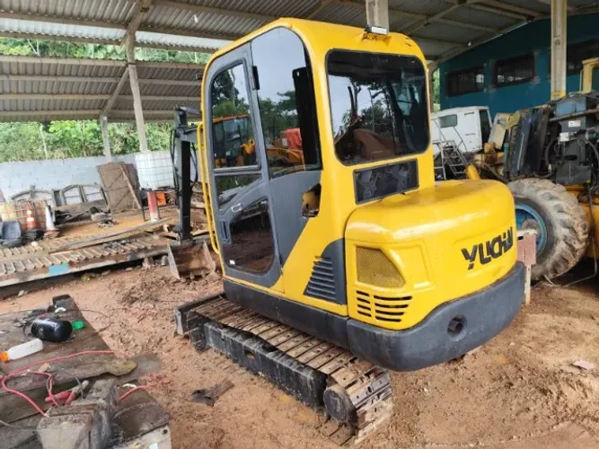 Mini-Escavadeira Yuchai 38 4 toneladas, aceito trocas por maquinas operacional