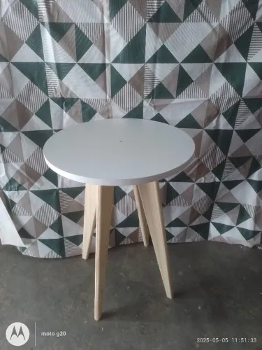 Mesa redonda de lateral com pés de madeira