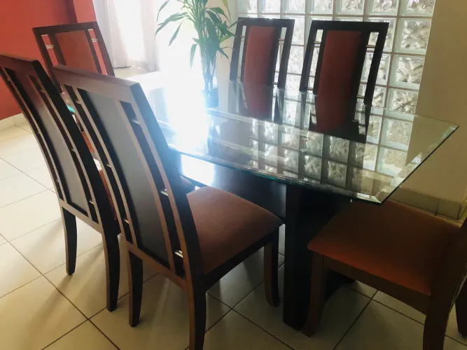 Mesa de jantar com 6 cadeiras/tampo de vidro