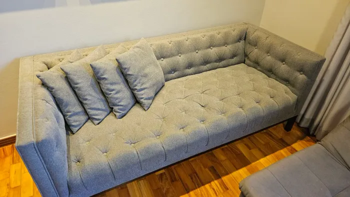 Sofá Cinza Elegante e Confortável