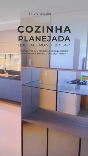 Cozinha planejada com portas de vidro