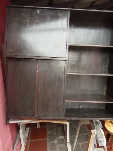 Armário de madeira com prateleiras