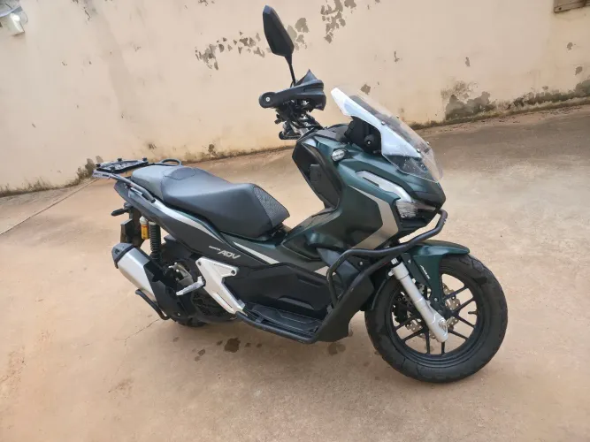ADV 150 Automática/ 2024 com menos fe 3.000km rodados