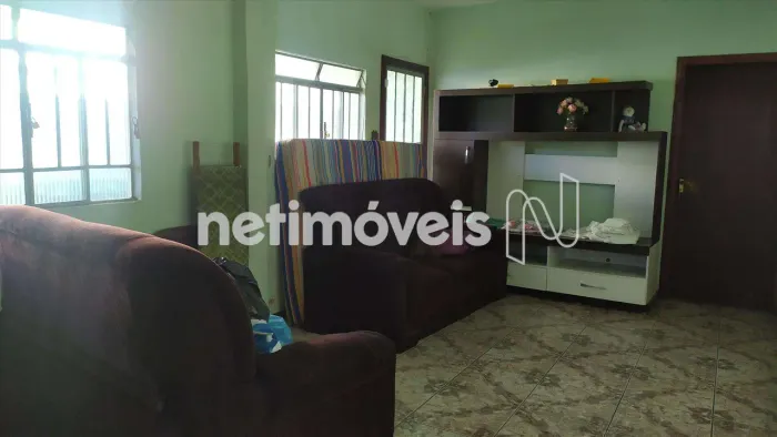 Próximo de variado comércio do bairro.