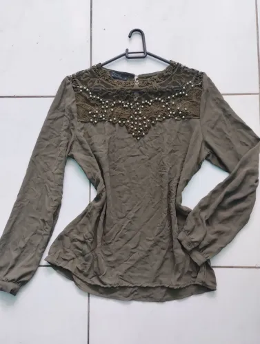 Blusa feminina verde com renda e pedrarias
