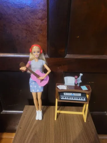 Vendo boneca barbie Musicista