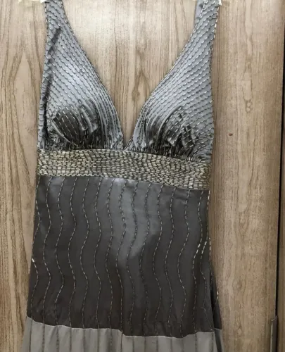 Vestido de festa cor Prata bordado com canutilhos
