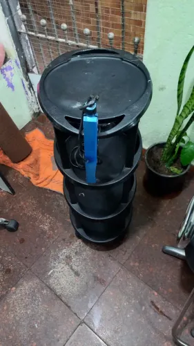 Cadeira  lavatório e mesa pra por os  esmaltes tudo  para salão  de  cabeleleiro  
