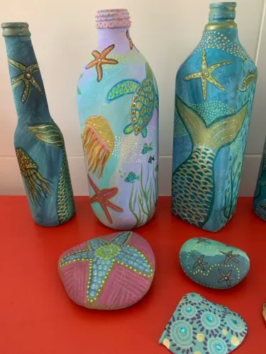 Kit Decorativo Temático: Garrafas e Pedras de Mar