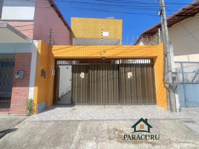 Vendo triplex com seis quartos no Centro de Paracuru.