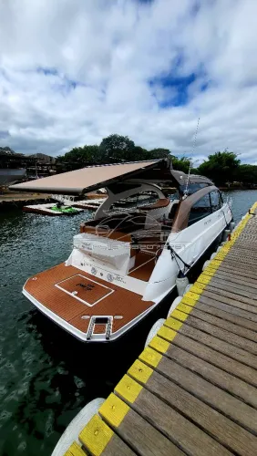 Impecável lancha Triton 370 HT de Único Dono e 100% água doce