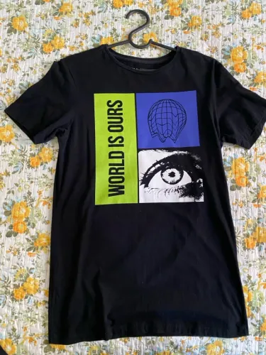 Camiseta Preta "World is ours"