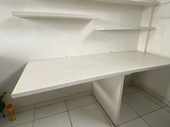 Mesa e prateleira 