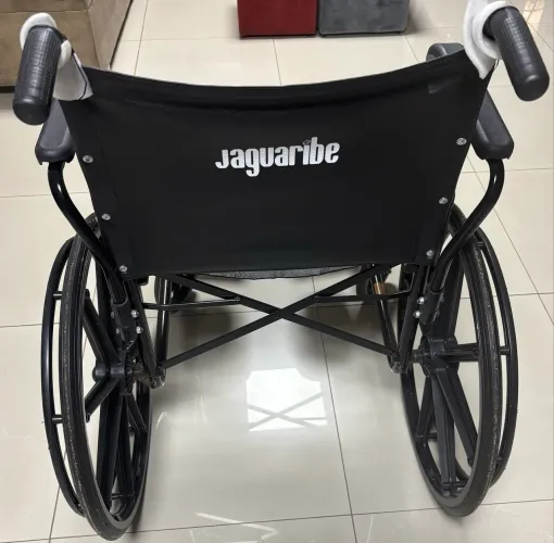 Cadeira de rodas com apoio para pernas