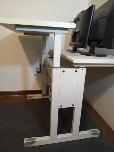 Mesa com 2 tampos de altura regulável com manivelas