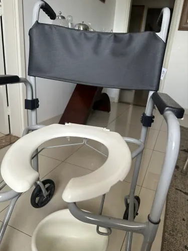 Vende Cadeira de Rosa para banho de Idoso