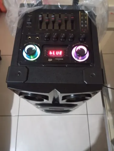Vende -se caixa torre 1000w muito Nova 