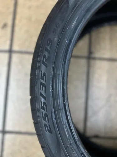 Par de pneus Pirelli Pzero 255/35 R19.
