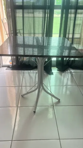 Mesa quadrada de mármore