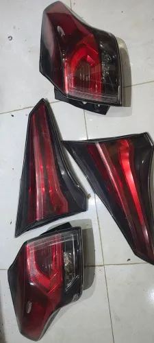 Lanternas Rav4 16/19 (original) detalhe