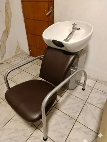 Lavatório com cuba de louça 