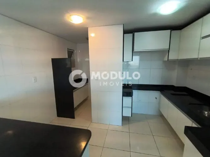 Apartamento disponível para locação no bairro Santa Mônica.