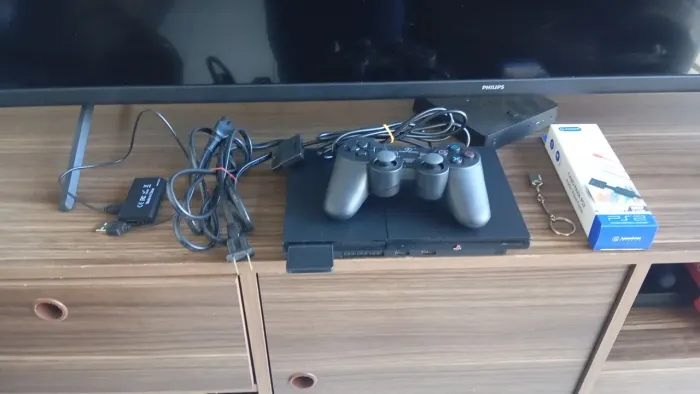 PS2 com uma manete funcionando bem