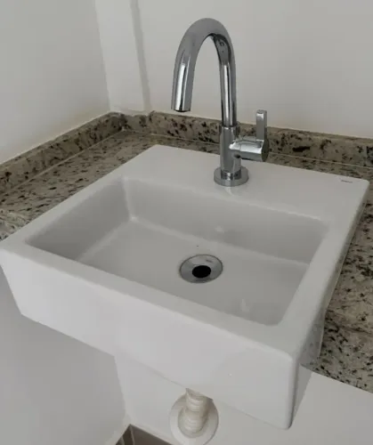 Louças Deca, Bancadas de Banheiro e Porta de Madeira (100% Novos)