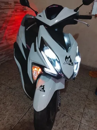 vendo moto automático 125 Biz elite 2021 toda em dia só tranferir