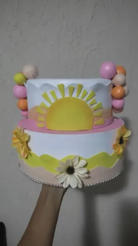 Bolo fake (minha primeira volta ao sol)