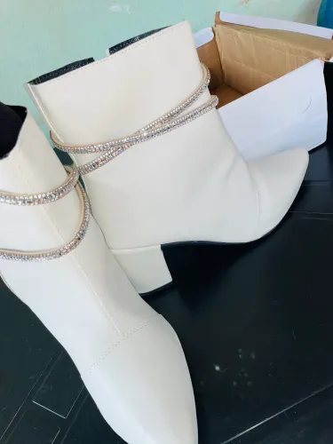Bota feminina com strass de salto alto medio bico fino com zíper na lateral 