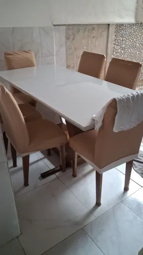 Vendo mesa de 6 cadeiras ,com pocas imperfeições. Estou me desfazendo dela porque é gra.