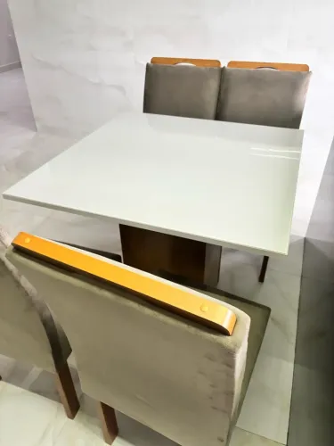 Mesa de jantar laqueada