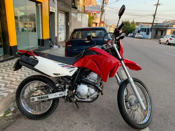 Moto Lander 250 vermelha