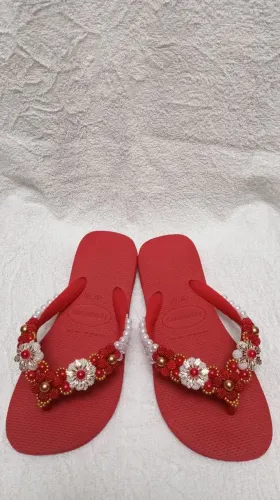 Chinelos decorados com pérolas