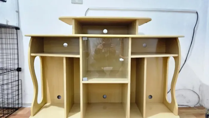 Rack / Estante para TV em Madeira Clara com Porta de Vidro e Nichos