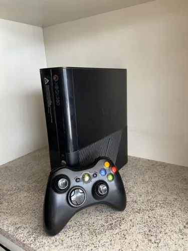 Xbox 360 Slim Aurora 250GB + Controle