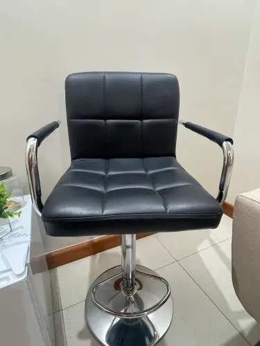 Banqueta giratória com encosto e apoio de braço - regulagem de altura