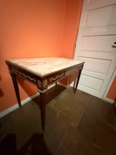 Mesa Estilo Luís XV com Mármore e Aplicações em Bronze
