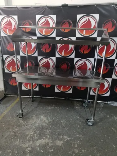 Mesa toda no aço inox com rodízio pra facilitar a locomoção tem uma prateleira neutra