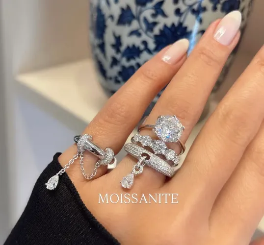 Anel em Moissanite (dedinho)