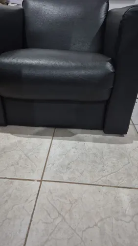 poltrona de 1 lugar, revestida em courino/couro sintético.